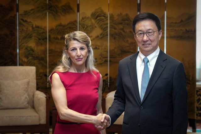 La vicepresidenta segunda y ministra de Trabajo, Yolanda Díaz, con el vicepresidente de China, Han Zheng