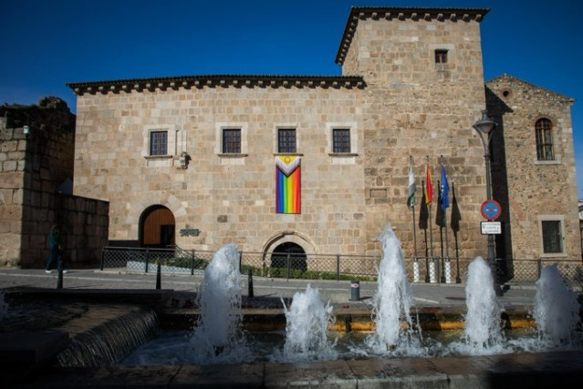 Una bandera arcoíris luce la sede de la Junta de Extremadura con motivo del Día Internacional contra la LGTBIfobia.