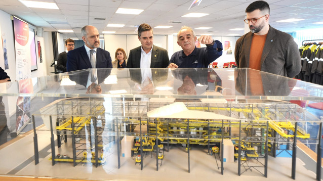 De izquerda a derecha, Jesús Izcue y Mikel Jauregi escuchan explicaciones sobre las inversiones de ArcelorMittal en Sestao en una visita a la planta junto al alcalde Gorka Álvarez (derecha)