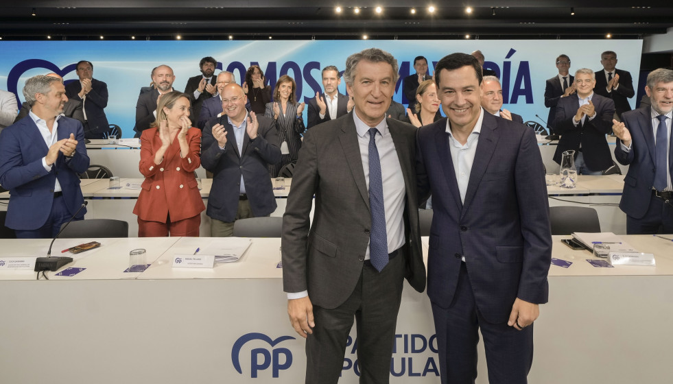 El líder del PP, Alberto Núñez Feijóo, junto al presidente andaluz en funciones, Juanma Moreno, en la reunión de la Junta Directiva Nacional del PP en Madrid.