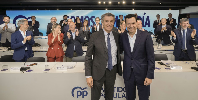 El líder del PP, Alberto Núñez Feijóo, junto al presidente andaluz en funciones, Juanma Moreno, en la reunión de la Junta Directiva Nacional del PP en Madrid.