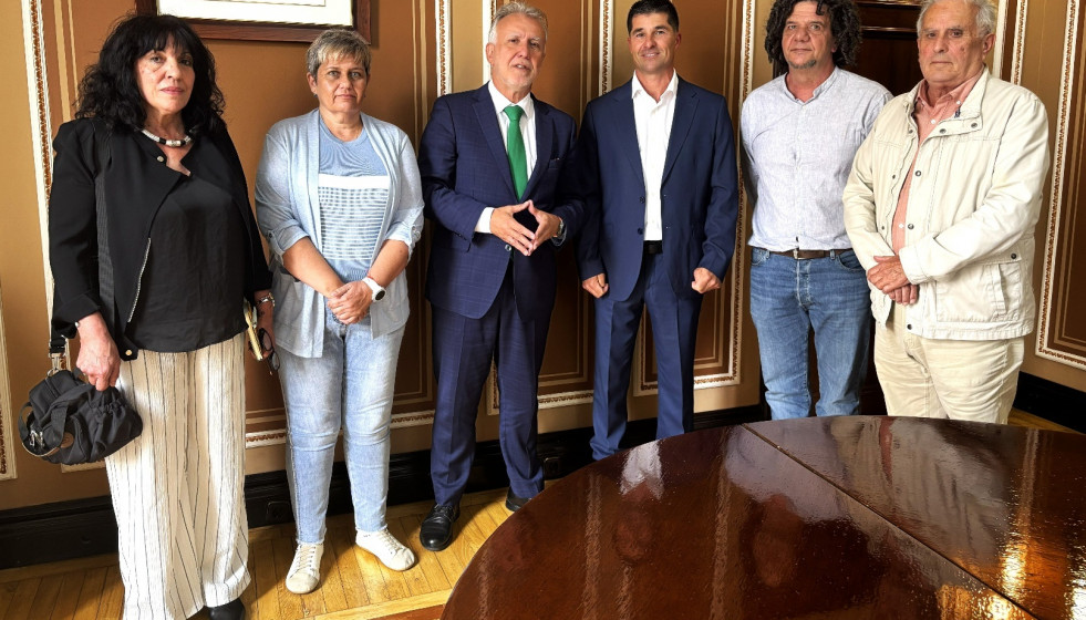 El ministro Ángel Víctor Torres con representantes de la Agrupación de Familiares de la Fosa Común del Cementerio de Vegueta