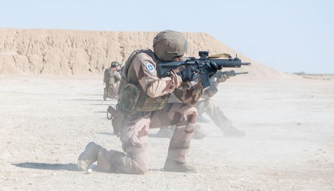 Archivo - Un soldado de la compañía francesa de Protección de las Fuerzas (FP) de de la misión de la OTAN en Irak (NMI) participa en un ejercicio de evacuación médica (MEDEVAC) con un destacamen