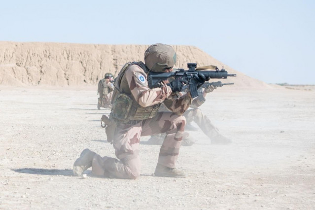 Archivo - Un soldado de la compañía francesa de Protección de las Fuerzas (FP) de de la misión de la OTAN en Irak (NMI) participa en un ejercicio de evacuación médica (MEDEVAC) con un destacamento polaco.