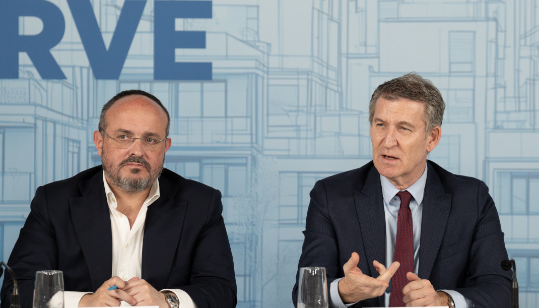 Archivo - El presidente del PP en Catalunya, Alejandro Fernández,y el presidente del PP, Alberto Núñez Feijóo (d), durante una reunión sectorial de vivienda con agentes sociales, en el Port Olimp