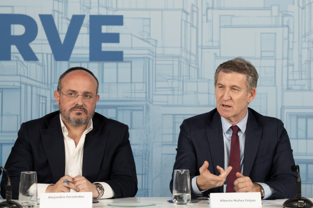 Archivo - El presidente del PP en Catalunya, Alejandro Fernández,y el presidente del PP, Alberto Núñez Feijóo (d), durante una reunión sectorial de vivienda con agentes sociales, en el Port Olimpic, a 24 de enero de 2025, en Barcelona.