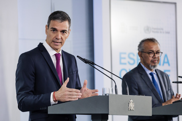 El presidente del Gobierno, Pedro Sánchez (i), recibe al director general de la Organización Mundial de la Salud (OMS), Tedros Adhanom (d), en el Palacio de la Moncloa.