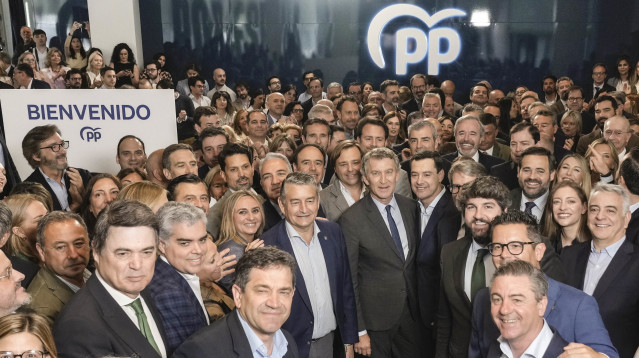 El líder del PP, Alberto Núñez Feijóo, y cargo del PP reciben con una ovación al candidato del PP a la Presidencia de la Junta de Andalucía, Juanma Moreno, a su llegada  a la Junta Directiva del PP en Madrid.