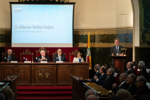 El presidente del PP, Alberto Núñez Feijóo (d), clausura el acto de entrega del Premio Fundación Eugenio Rodríguez Pascual 2026, en la Real Academia Nacional de Medicina, a 18 de mayo de 2026, en Madrid (España).