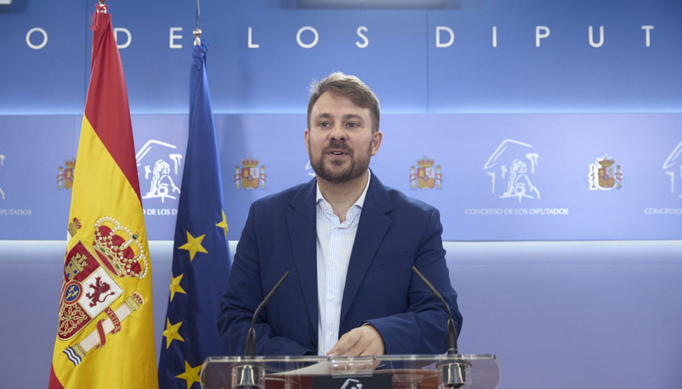 Archivo - El diputado de Sumar Alberto Ibáñez Mezquita durante una rueda de prensa, en el Congreso de los Diputados, a 9 de abril de 2026, en Madrid (España).