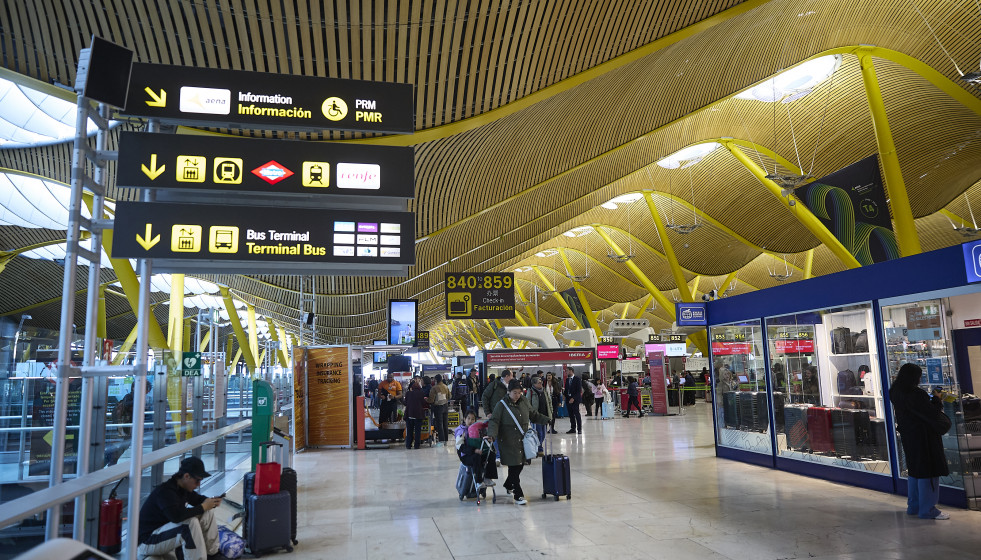 Archivo - Viajeros en la Terminal T4 del Aeropuerto Adolfo Suárez Madrid-Barajas, a 30 de marzo de 2026, en Madrid (España).