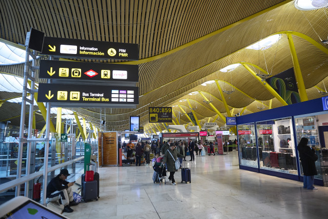 Archivo - Viajeros en la Terminal T4 del Aeropuerto Adolfo Suárez Madrid-Barajas, a 30 de marzo de 2026, en Madrid (España).