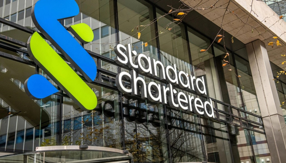 Archivo - Logo de Standard Chartered en una oficina.