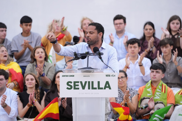 El secretario general de Vox, Ignacio Garriga, interviene en el mitin cierre de campaña que la formación verde ha celebrado en Sevilla. A 15 de mayo de 2026 en Sevilla (Andalucía, España). El candidato de Vox a la presidencia de la Junta, Manuel Gavira, h