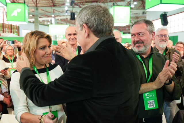 Archivo - La ex presidenta de la Junta de Andalucía, Susana Díaz saluda a el expresidente del Gobierno, José Luis Rodríguez Zapatero,  en la inauguración del XV Congreso del PSOE de Andalucía.