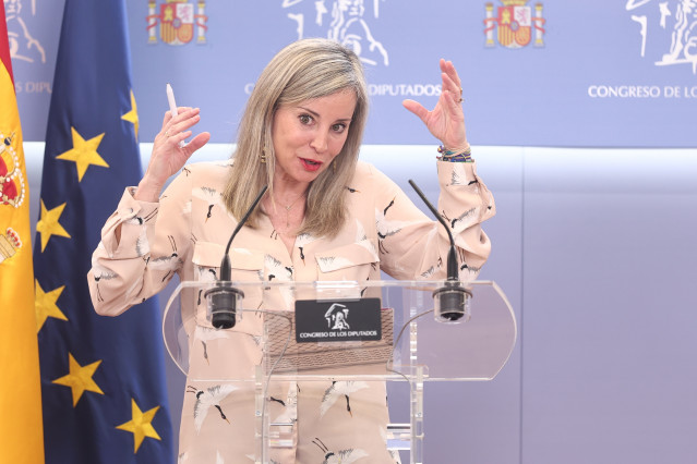 La portavoz del Grupo Parlamentario Plurinacional SUMAR en el Congreso, Verónica Martínez Barbero, durante una rueda de prensa en el Congreso de los Diputados, a 21 de abril de 2026, en Madrid (España).