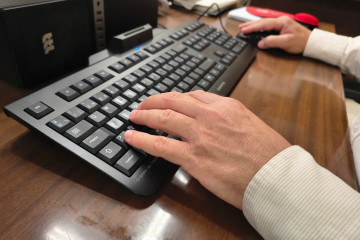 Imagen de recurso de una persona tecleando en un teclado de ordenador.