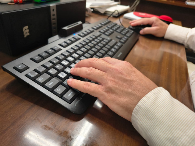 Imagen de recurso de una persona tecleando en un teclado de ordenador.