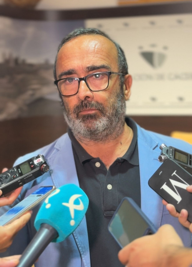 Archivo - El presidente de la Diputación de Cáceres, Miguel Ángel Morales, atiende a los medios en una foto de archivo