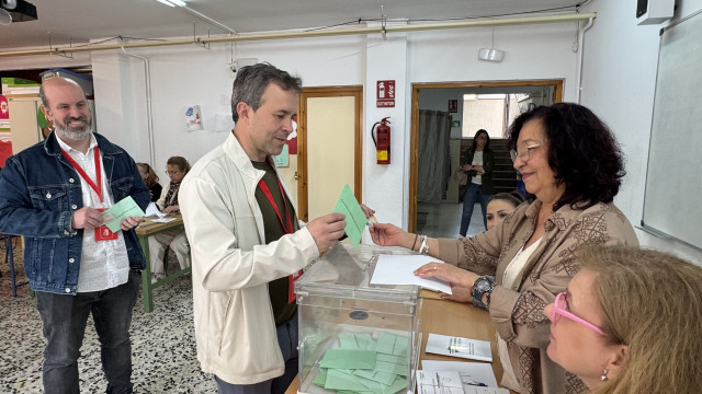 Julio Millán vota durante las elecciones andaluzas del pasado domingo.
