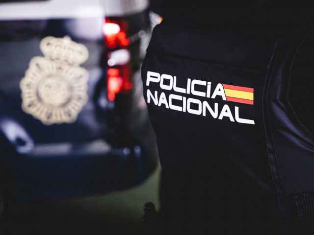 Archivo - Imagen de archivo de un agente de Policía Nacional