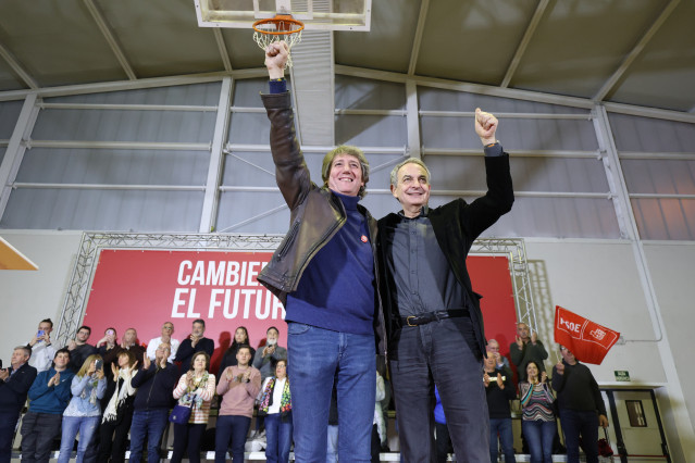 Archivo - El candidato del PSOE, Carlos Martínez (i) y el expresidente del Gobierno José Luis Rodríguez Zapatero (d), durante un acto público, en el Pabellón Luis Vives, a 6 de marzo de 2026, en León.