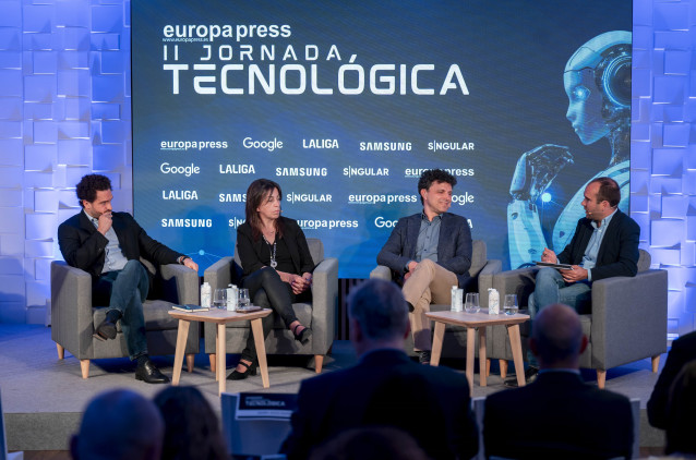 El Government Affairs and Public Policy Manager at Google Spain, Josetxo Soria, del ministerio para la Transformación Digital, María Jesús García Martín, el Head of Mobile Business Iberia de Samsung David Alonso, y el periodista de EP Sergio Alonso
