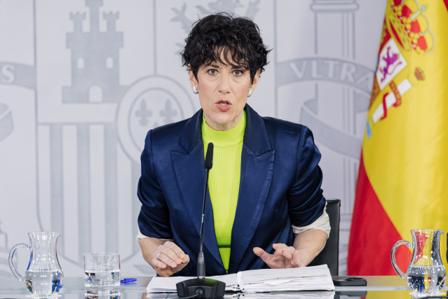 La ministra de Inclusión, Seguridad Social y Migraciones y portavoz del Gobierno, Elma Saiz, interviene durante una rueda de prensa posterior al Consejo de Ministros, a 12 de mayo de 2026, en Madrid (España).