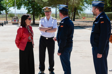 La ministra de Defensa, Margarita Robles, durante su visita el EVA 2 de Villatobas.
