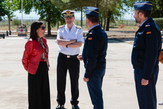 La ministra de Defensa, Margarita Robles, durante su visita el EVA 2 de Villatobas.