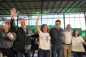 El presidente del Gobierno, Pedro Sánchez (3d), junto al expresidente del Gobierno, José Luis Rodríguez Zapatero (2i) y la secretaria general del PSOE-A y candidata a la Presidencia de la Junta, Ma
