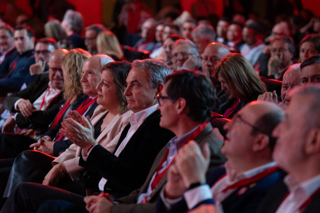Archivo - La vicepresidenta primera del PSC y presidenta de la Alianza Progresista de S&D, Iratxe García (4i), el expresidente del Gobierno, José Luis Rodríguez Zapatero (c), asisten a un acto en Barcelona en 2024.