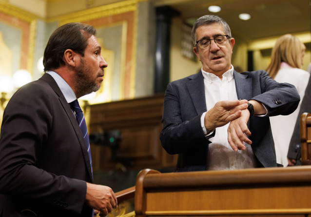 Archivo - Óscar Puente hablando con el portavoz del PSOE en el Congreso, Patxi López