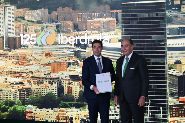 El Lehendakari, Imanol Pradales (i), y el presidente ejecutivo de Iberdrola, Ignacio Sánchez Galán (d), presiden la celebración del 125 aniversario de la fundación de la compañía energética.