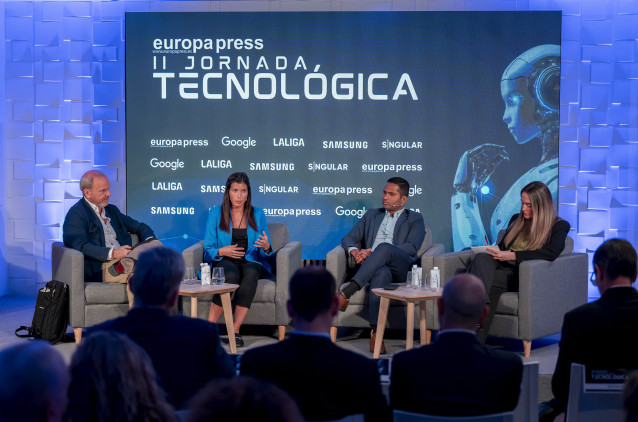Chief Strategy Officer en Sngular, Julián de Cabo, la coordinadora de Área en SG de Ciudadanía, Talento y Emprendimientos Digital, Cristina Roca, el Director de Tecnología, Innovación e IA de LaLiga, Prasanna Kumar, y la periodista de EP María Manzano,