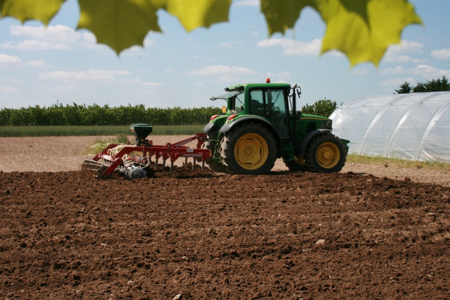 Archivo - Tractor en campo.