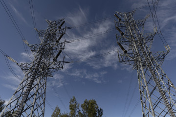 Archivo - Dos torres eléctricas