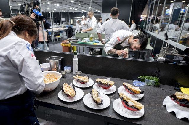 Archivo - Varias cocineros durante la  XXIII edición de ‘Madrid Fusión Alimentos de España’, en IFEMA, a 27 de enero de 2025, en Madrid (España).