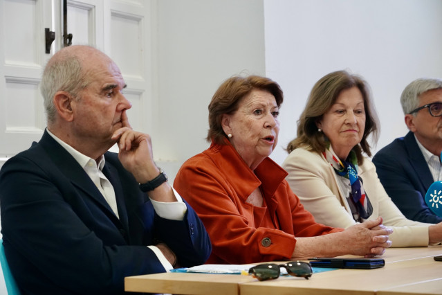 El expresidente de la Junta Manuel Chaves (i) y la exministra Magdalena Álvarez (c) junto a la ex dirigente socialista Carmen Romero (c) en un acto público de campaña. A 12 de mayo de 2026, en Málaga (Foto de archivo).