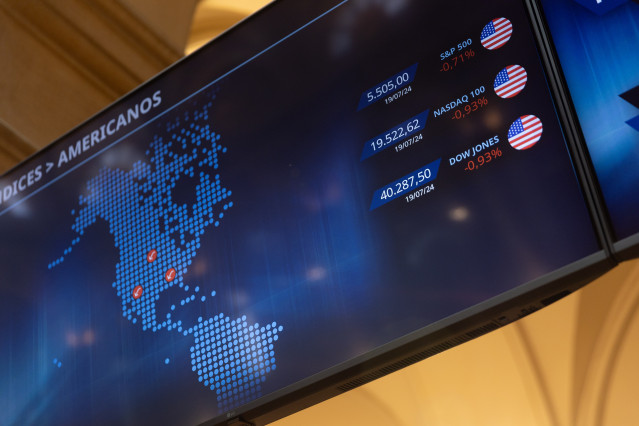 Archivo - Un panel del Ibex 35, en el Palacio de la Bolsa de Madrid, a 22 de julio de 2024, en Madrid (España).