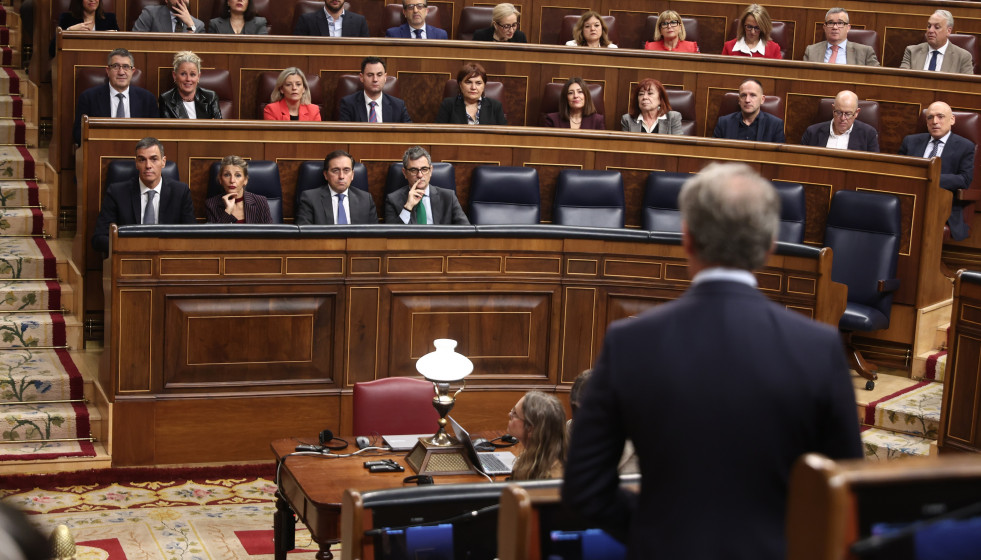 Archivo - El presidente del Partido Popular, Alberto Núñez Feijóo, durante una sesión de control al Gobierno, en el Congreso de los Diputados, a 10 de diciembre de 2025