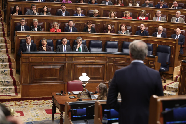 Archivo - El presidente del Partido Popular, Alberto Núñez Feijóo, durante una sesión de control al Gobierno, en el Congreso de los Diputados, a 10 de diciembre de 2025