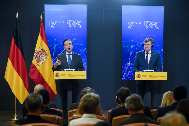 Archivo - El ministro de Asuntos Exteriores, Unión Europea y Cooperación, José Manuel Albares (i) y su homólogo alemán, Johann David Wadephul (d), durante una rueda de prensa tras una reunión, en el Palacio de Viana, a 26 de mayo de 2025