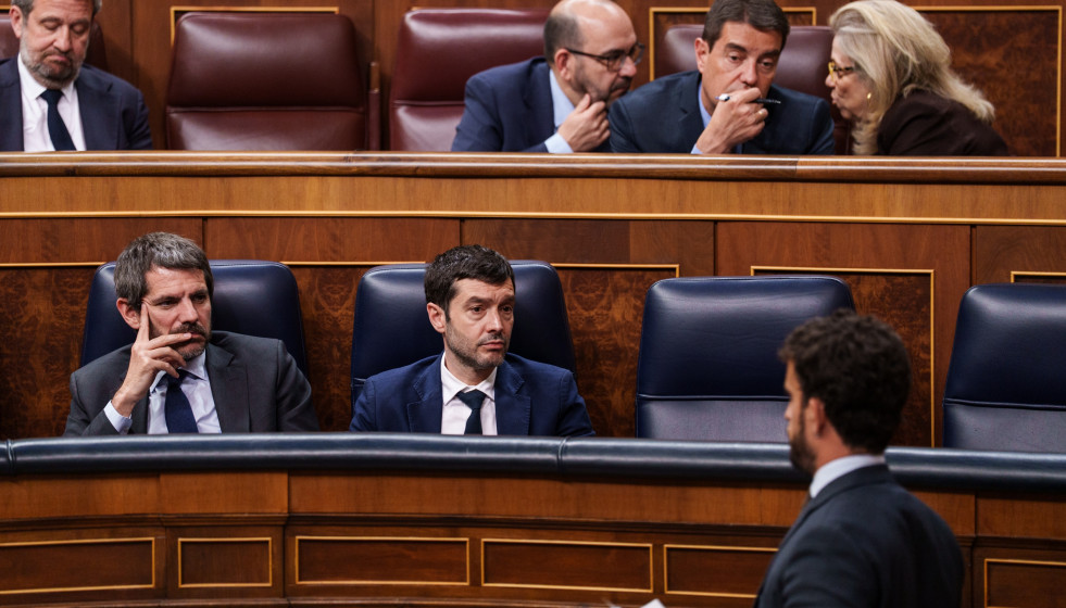 El ministro de Cultura, Ernest Urtasun (i), y el ministro de Derechos Sociales, Consumo y Agenda 2030, Pablo Bustinduy (d), durante una sesión plenaria en el Congreso, a 28 de abril de 2026, en Madri