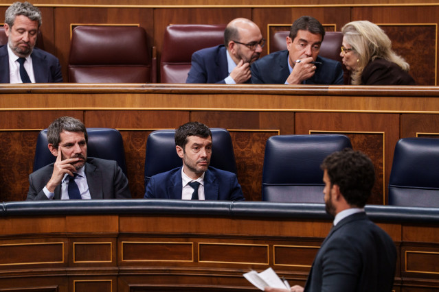 El ministro de Cultura, Ernest Urtasun (i), y el ministro de Derechos Sociales, Consumo y Agenda 2030, Pablo Bustinduy (d), durante una sesión plenaria en el Congreso, a 28 de abril de 2026, en Madrid (España).
