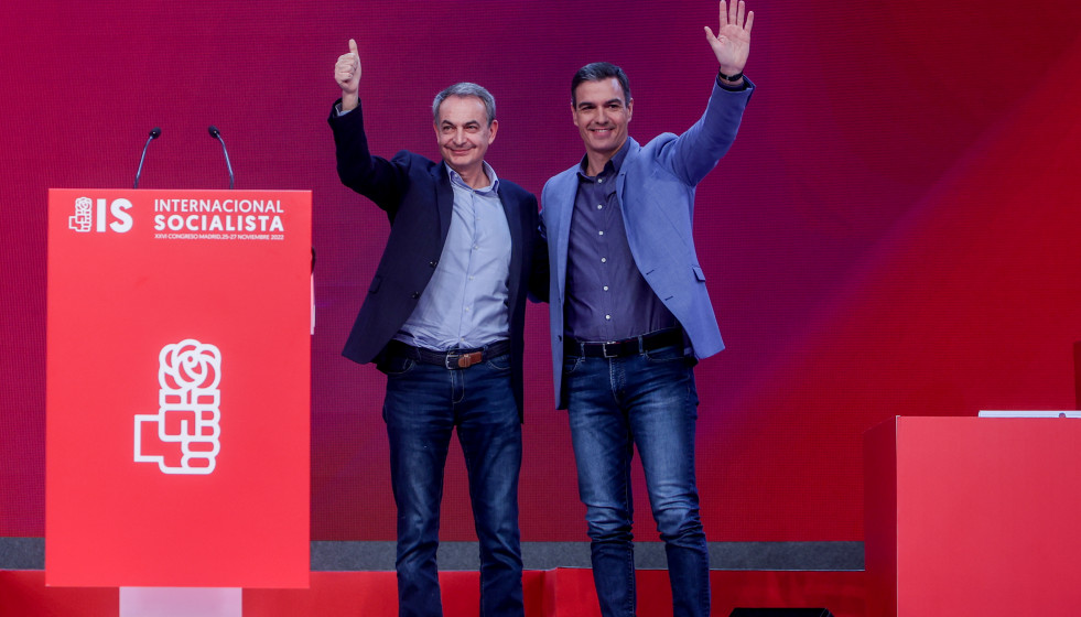Archivo - El expresidente del Gobierno, José Luis Rodríguez Zapatero y el presidente Pedro Sánchez en una imagen de archivo.