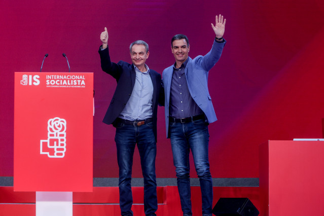 Archivo - El expresidente del Gobierno, José Luis Rodríguez Zapatero y el presidente Pedro Sánchez en una imagen de archivo.