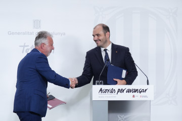 Archivo - El ministro de Política Territorial y Memoria Democrática, Ángel Víctor Torres, junto al conseller de la Presidencia, Albert Dalmau, en una imagen de archivo.