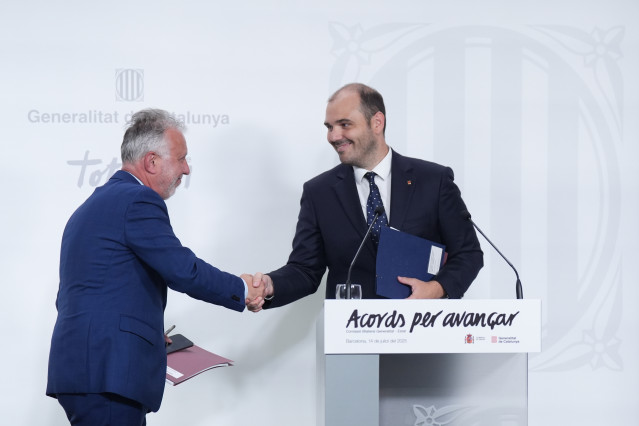 Archivo - El ministro de Política Territorial y Memoria Democrática, Ángel Víctor Torres, junto al conseller de la Presidencia, Albert Dalmau, en una imagen de archivo.