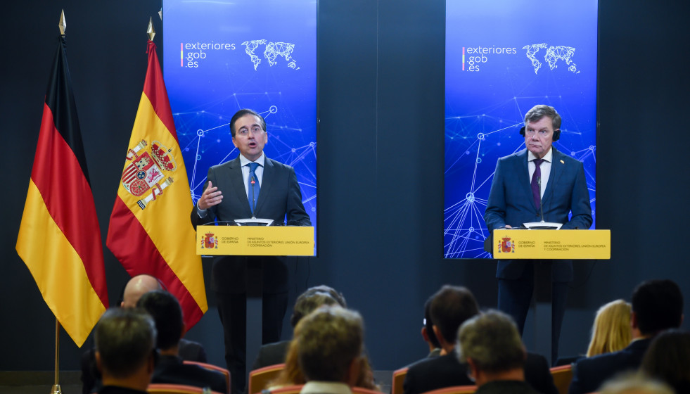 Archivo - El ministro de Asuntos Exteriores, Unión Europea y Cooperación, José Manuel Albares (i) y su homólogo alemán, Johann David Wadephul (d), en una imagen de archivo.